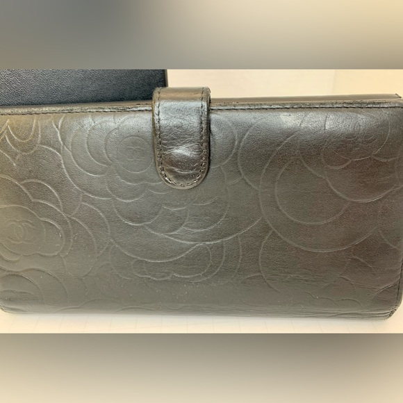 Chanel Camellia Accent Black Leather Wallet. Box & Authenticity Card included. - Picture 11 of 14